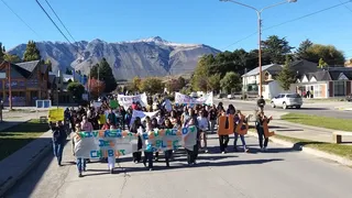 Multitudinaria convocatoria en Esquel a la marcha en defensa de la Educación Pública