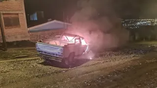 Alarma por el incendio de una camioneta en Esquel: El dueño denunció amenazas