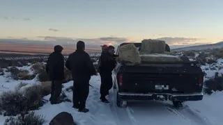 Quedaron varados por la nieve y pasaron la noche en una camioneta sin calefacción 